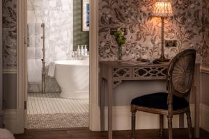 温德米尔兰代尔切斯酒店的一间带椅子、水槽和浴缸的浴室