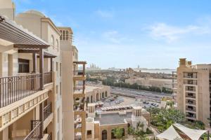 迪拜StoneTree - Elegant 1 BR in Madinat Jumeirah Living Rahaal 2的享有城市美景。