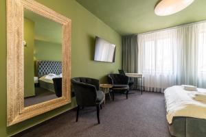 克卢日-纳波卡Fullton Central的酒店客房带镜子和一张床