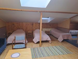珀尔瓦拉妮玛雅民宿的一间设有两张床和一张桌子的房间