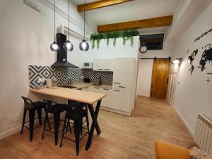 桑坦德Apartamentos Santander 1的厨房配有木桌和椅子