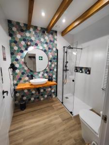 桑坦德Apartamentos Santander 1的一间带水槽和淋浴的浴室