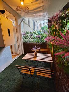 桑坦德Apartamentos Santander 1的庭院设有桌子、长椅和鲜花