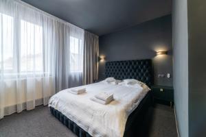 克卢日-纳波卡Fullton Central的卧室配有一张带白色床单和枕头的大床。
