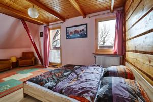 拉布卡Drewniany Dom Rabka Zdrój的卧室位于客房的角落,配有一张床