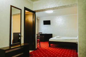 沃尔托普Paradise Point的一间卧室配有床、镜子和红地毯