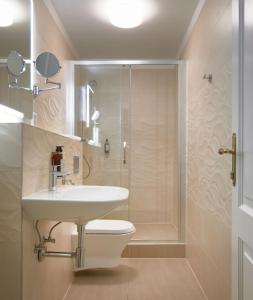 布拉格City Nest Apartments by Adrez的浴室配有卫生间、盥洗盆和淋浴。