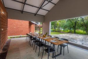 SaffronStays Amavi Beach House餐厅或其他用餐的地方