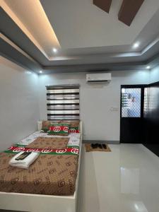 甲万那端Home in Cabanatuan city的卧室位于客房的角落,配有一张床
