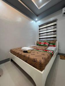 甲万那端Home in Cabanatuan city的一间白色客房内配有一张大床的卧室