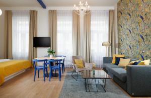 布拉格City Nest Apartments by Adrez的客厅配有沙发和桌子