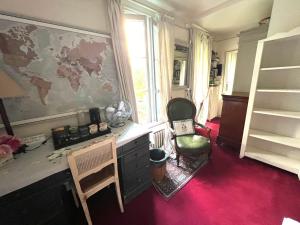 巴黎"Maison 1850 Paris 18" Chambre avec terrasse et parking en option的配有一张桌子和一张墙上的地图的房间