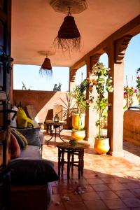 马拉喀什答图斯卡酒店的带沙发和盆栽植物的客厅