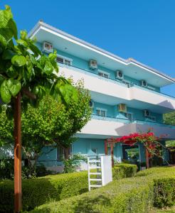 奈德里Armeno beach hotel的前面有梯子的蓝色建筑