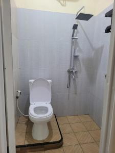 BonorejoSolo Nadamax City Guest House Syariah的一间带卫生间和淋浴的浴室