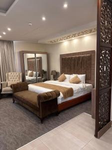 安曼AlQimah Hotel Apartments的一间大卧室,配有一张大床和一张沙发
