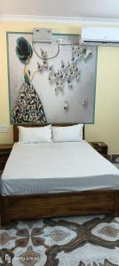 普里TITILI PLAZA的一间卧室配有一张壁画床