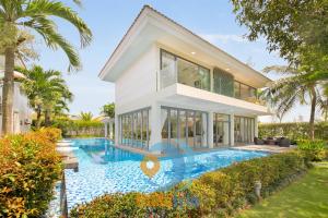 岘港Danang Amazing Ocean Villas的房屋前有游泳池的房子