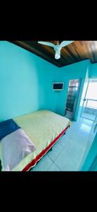 阿拉亚尔-杜卡布Casa de Temporada Arraial do cabo的一间卧室配有一张带吊扇的床