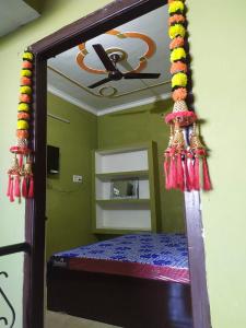 AyodhyaMalti Home stay 5 minute walking distance fromAyodhya DhamRailway Station的镜子反射着一个房间,里面放着一张床