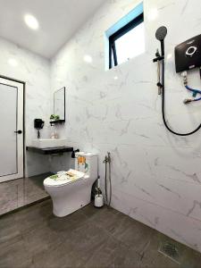 马六甲Good2Stay Villa的白色的浴室设有卫生间和淋浴。