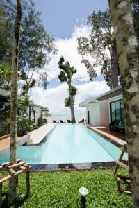 甲米镇BeachHouse Pool Villas Krabi的别墅后院的游泳池