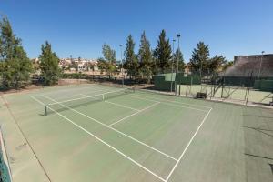 弗安特阿拉莫El Oasis Casa Palmera 16 Bajo B的网球场,上面有网