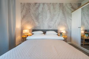 卡托维兹Apartamenty Tespis - Francuska Atal Park II的一间卧室配有白色床和2个床头柜