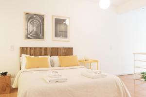 布宜诺斯艾利斯Fliphaus Oro 2200 - Lux Duplex Palermo Soho的一间卧室配有一张大床和两条毛巾