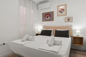 Las Lagunas MijasLos Boliches comfy retreat - Ref 229的白色卧室配有一张带枕头的大白色床