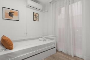 Las Lagunas MijasLos Boliches comfy retreat - Ref 229的白色的客房设有床和窗户。