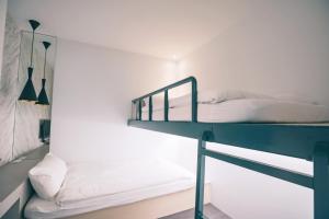 台北美寓艺术文旅 Meistay Art Gallery Hotel的一间卧室配有一张双层床和一张双层床。