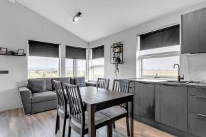 塞尔福斯Selfoss Modern Cabins的厨房以及带桌椅的用餐室。