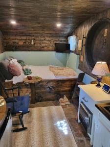 圣巴巴拉Hobbit Haven的卧室配有一张床和一张桌子