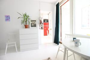 赫尔辛基Pasila Studio, Near Expo的客厅配有白色橱柜和桌子