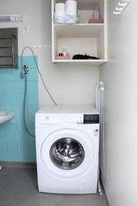 赫尔辛基Pasila Studio, Near Expo的小型浴室内的洗衣机和烘干机