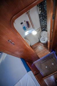 马拉加The boathouse的享有上方景色,设有带卫生间的小浴室