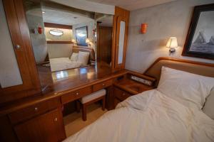 马拉加The boathouse的一间卧室配有一张桌子、一张床和一面镜子