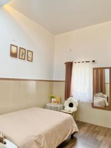 岘港Nhật Quang House的一间卧室设有一张大床和一个窗户。