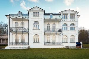 海利根达姆Villa Greif Wohnung 05的前面有草坪的大白色房子