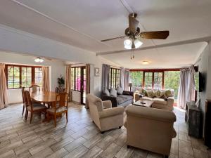 温特顿Berg Escape Kiepersol - Spacious Luxury Family Home的客厅配有沙发和桌子