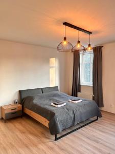 利贝雷茨Gallery Apartments的一间卧室配有一张床和两个灯