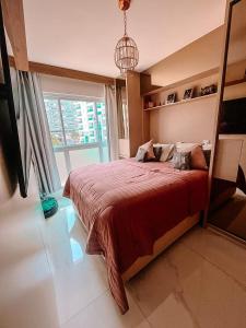 巴西利亚Quarto de Luxo - Saint Moritz的一间卧室设有一张大床和一个大窗户
