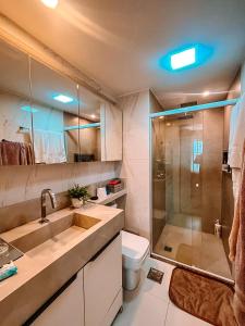 巴西利亚Quarto de Luxo - Saint Moritz的带淋浴、盥洗盆和卫生间的浴室
