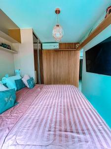 巴西利亚Quarto de Luxo - Saint Moritz的一间大卧室,配有一张大床和电视