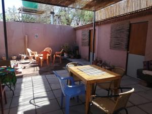 圣佩德罗·德·阿塔卡马Viajes & Vida km0的庭院配有木桌和椅子