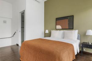新加坡Luxury 1Bedroom Apartment in Singapore!的一间卧室配有一张带橙色毯子的大床