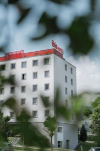布勒格鲁耶尔布勒宜必思酒店的白色的酒店,上面有红色的标志