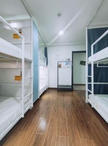 杭州望达斯旅舍的客房设有双层床和木地板。