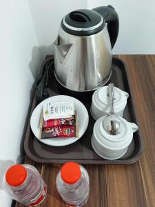 Solo Nadamax City Guest House Syariah的咖啡和沏茶工具